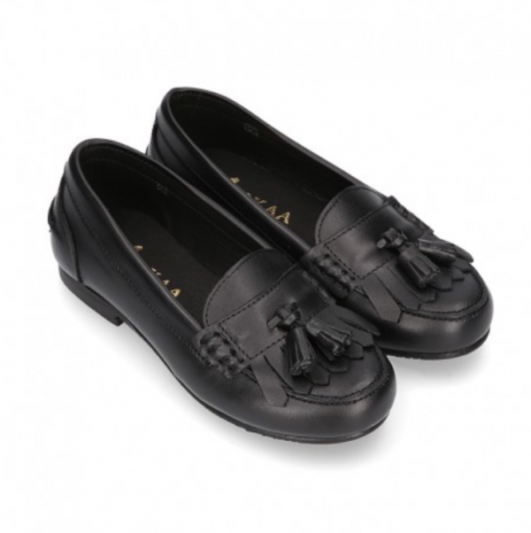 Moccasin dengan desain monokrom